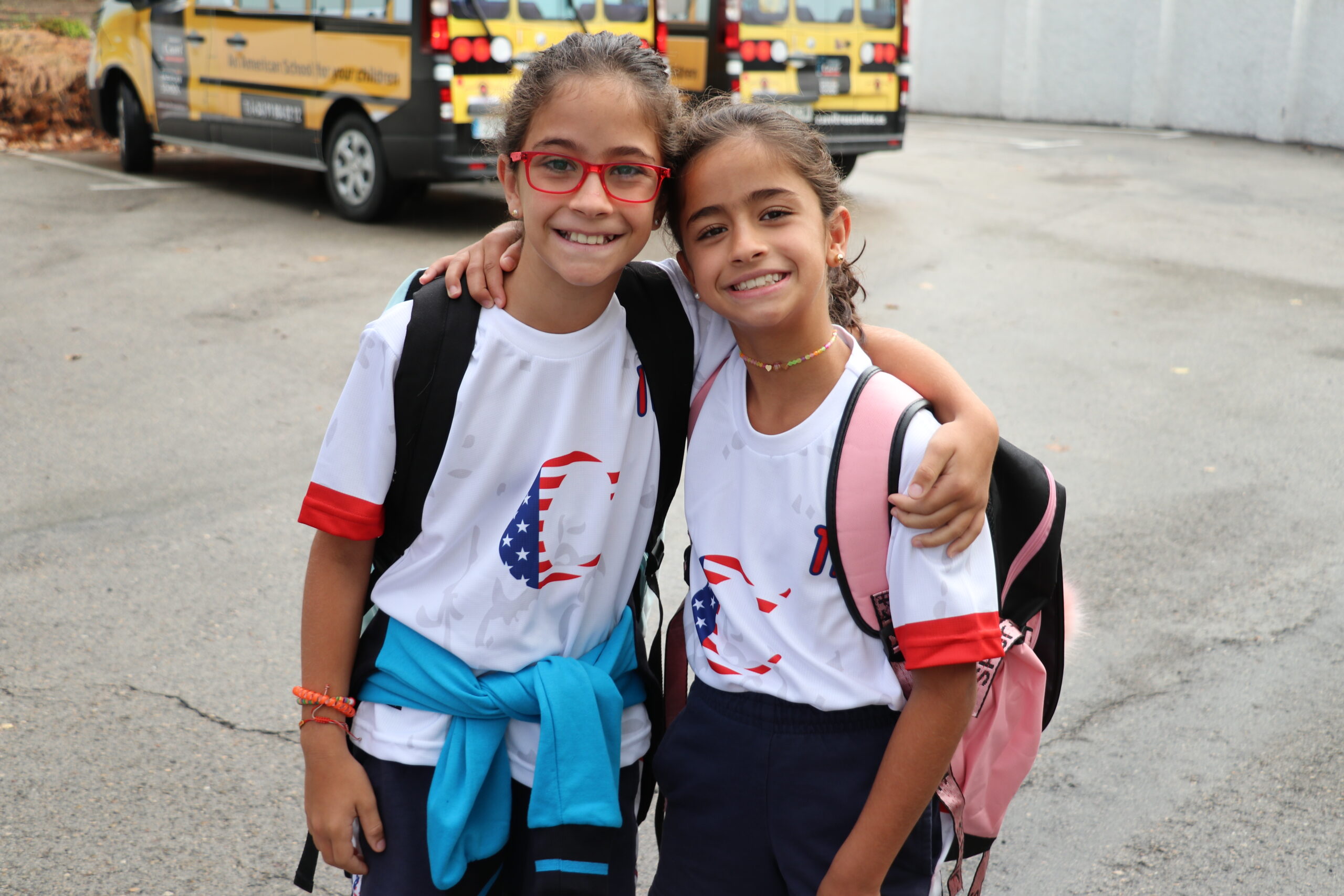 Hermanas posando con mochjilas en el colegio Casvi Tres Cantos en el primer día del nuevo curso escolar 2023-2024