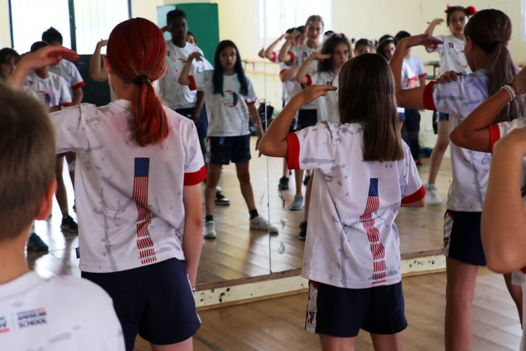 Grupo de alumnos bailando una coreografía frente a un espejo. Beneficios del baile