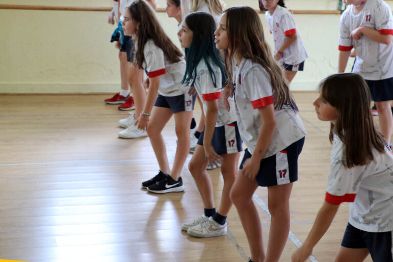 Alumnas bailando en el aula de danza. Beneficios del baile en edad infantil