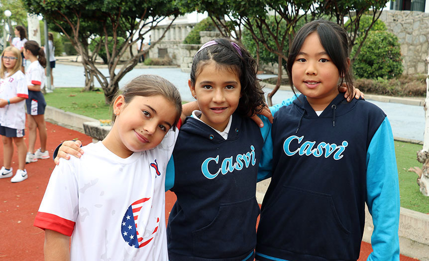 Alumnas de diferentes nacionalidades distintas juntas en el colegio internacional Casvi Tres Cantos