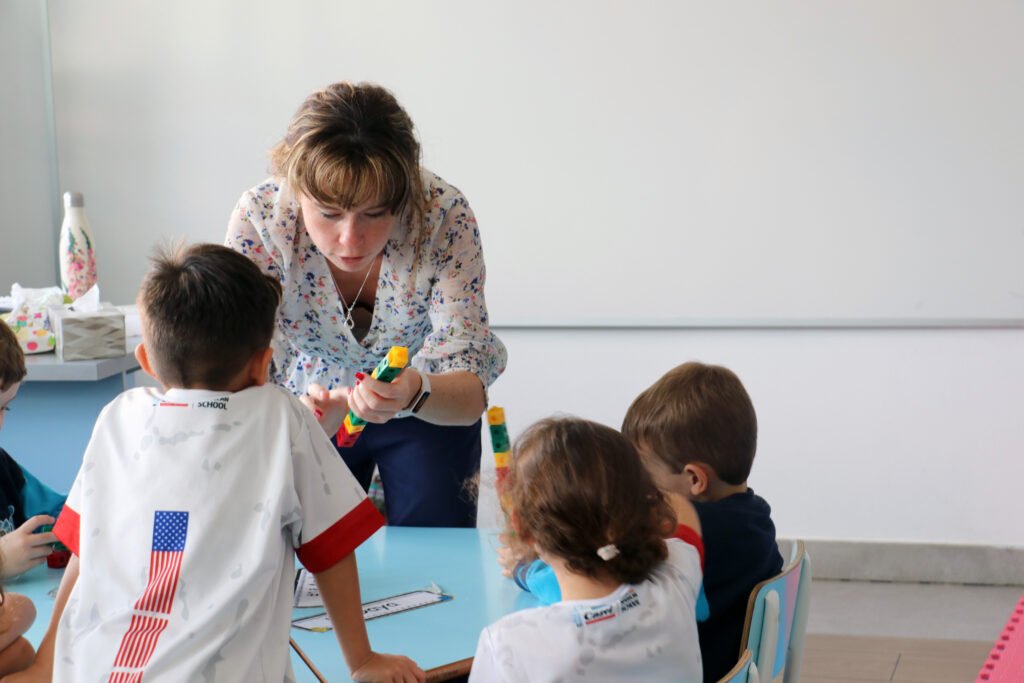 ninos_ninas_en_clase_kindergarten_bachillerato_internacional