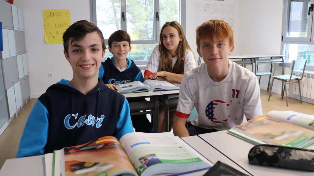 Alumnos estudiando en clase. Plan de estudios americano en Casvi International American School