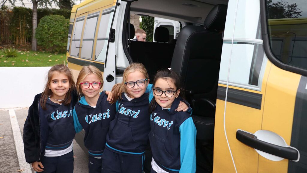 Alumnas llegando al colegio americano Casvi International American School. Plan de estudios americano