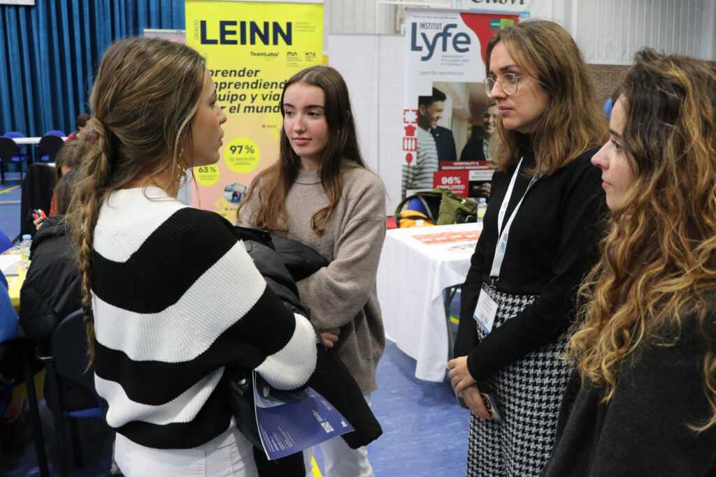 Orientadora de Casvi Tres Cantos hablando con alumnos
