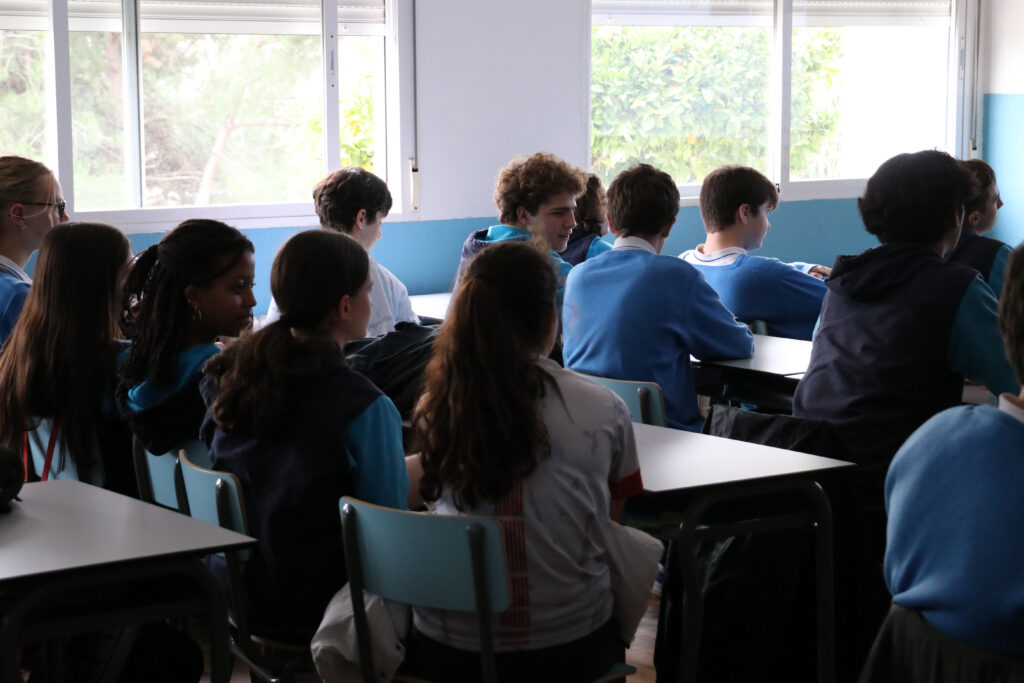 Alumnos de Casvi International American School sentados en clase