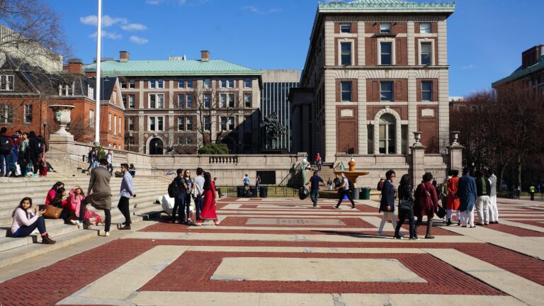 fachada de una de las mejores universidades de Estados Unidos