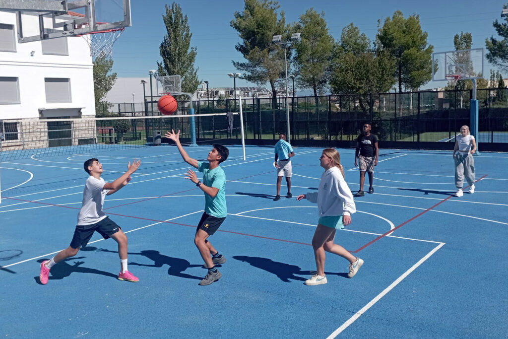 Niños jugando al baloncesto en la residencia de estudiantes de Casvi International American School. Internados en España