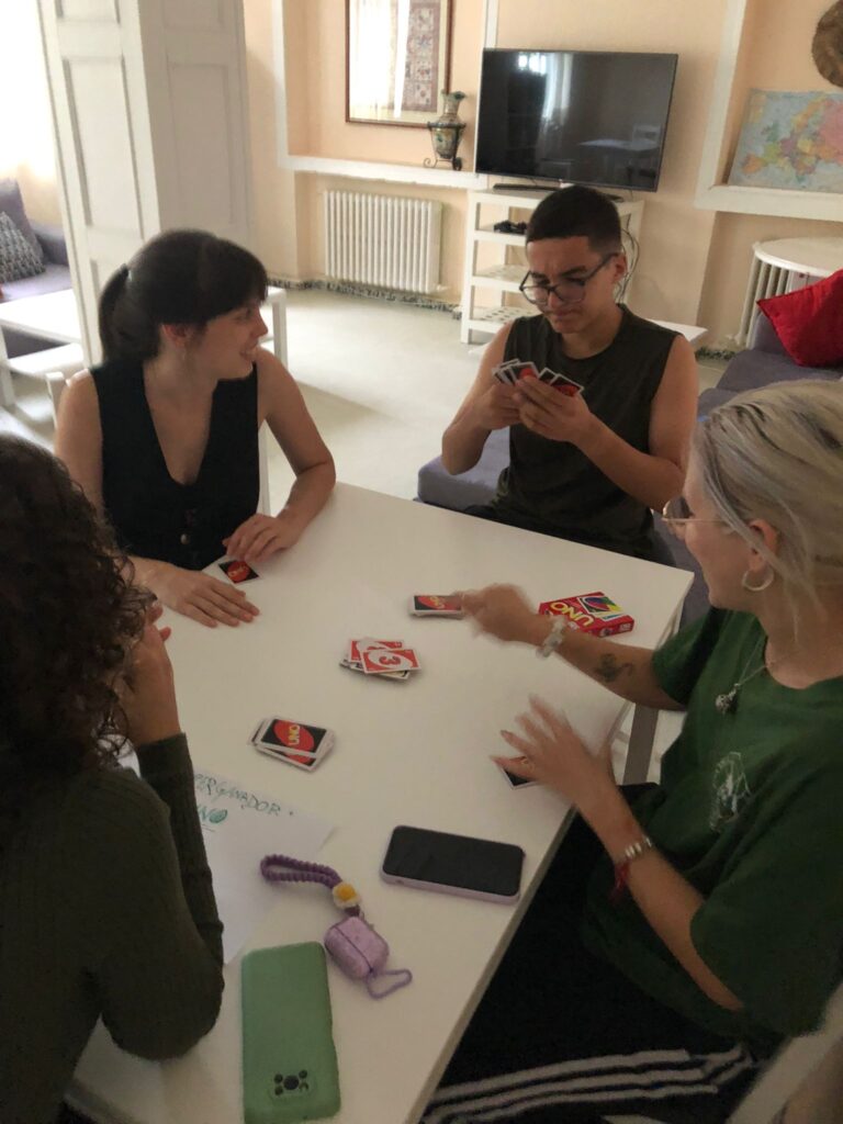 Alumnos y educadores jugando a las cartas en la residencia de Casvi International American School. Internados en España