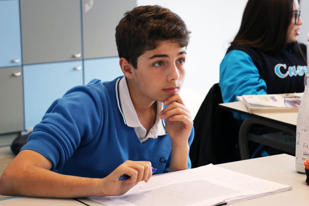 Niño en clase en uno de los colegios bilingües en Madrid