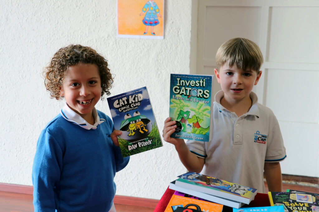 dos_ninos_casvi_ensenan_sus_libros