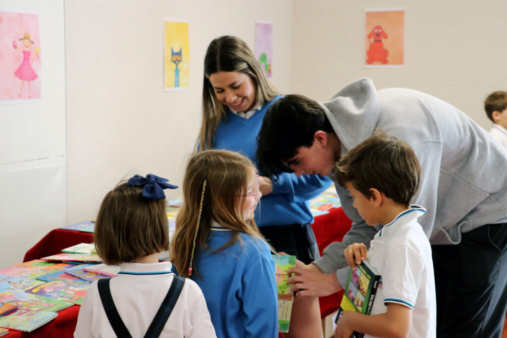 CAS_alumnos_casvi_ayudan_a_leer_ninos