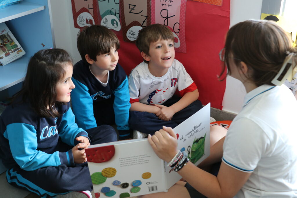 Alumnos leyendo un cuento en el Día del Libro en Casvi International American School