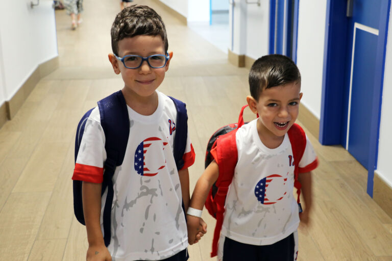 Dos alumnos de Casvi International American School de la mano, entrando al colegio en su nuevo curso escolar en