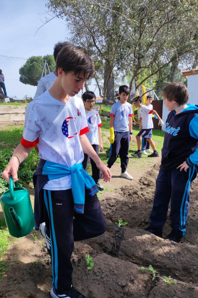 Alumnos de Casvi International American School cuidando del huerto del colegio, aprendiendo sobre la sostenibilidad, uno de los desafíos de la educación