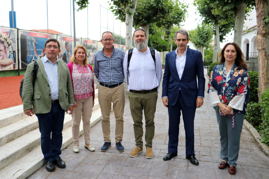 Equipo directivo de Casvi posando con los técnicos del EFQM que analizaron el centro Casvi International American School