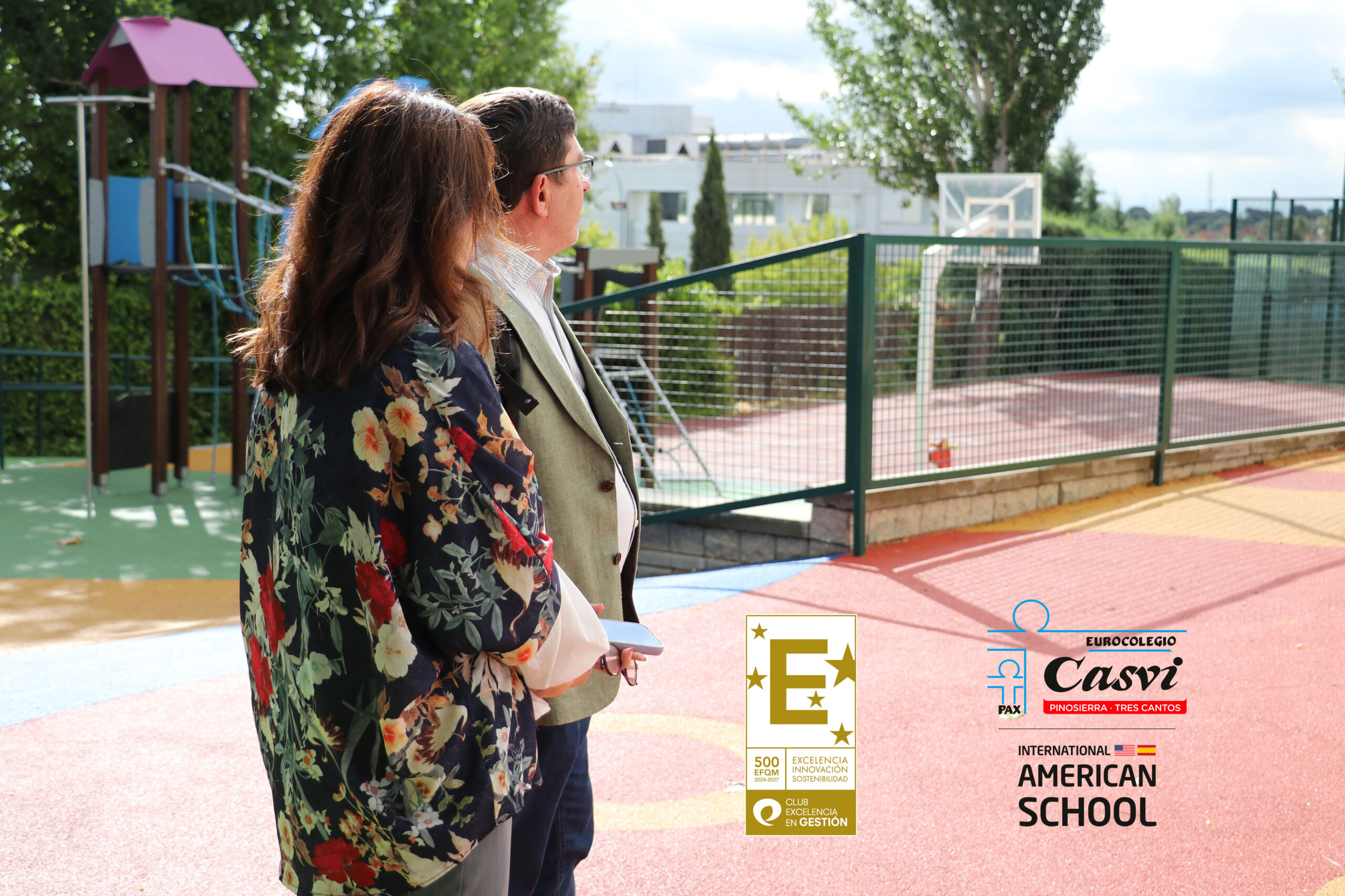 Equipo directivo de Casvi posando con los técnicos del EFQM que analizaron el centro Casvi International American School