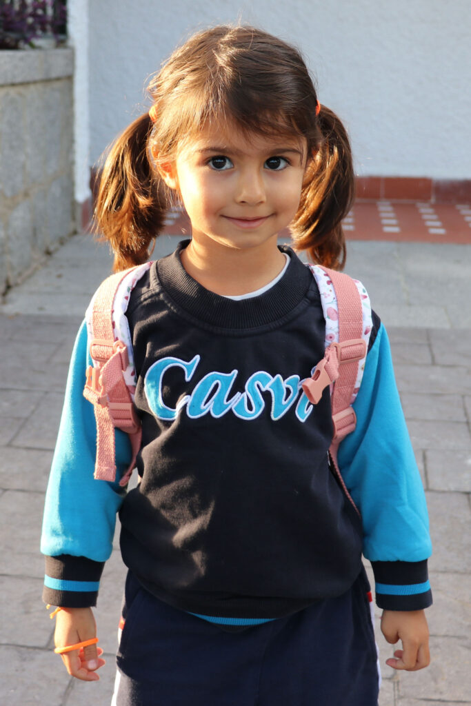 Niña pequeña entrando en el colegio de Casvi International American School en su primer día de curso escolar 2024-2025