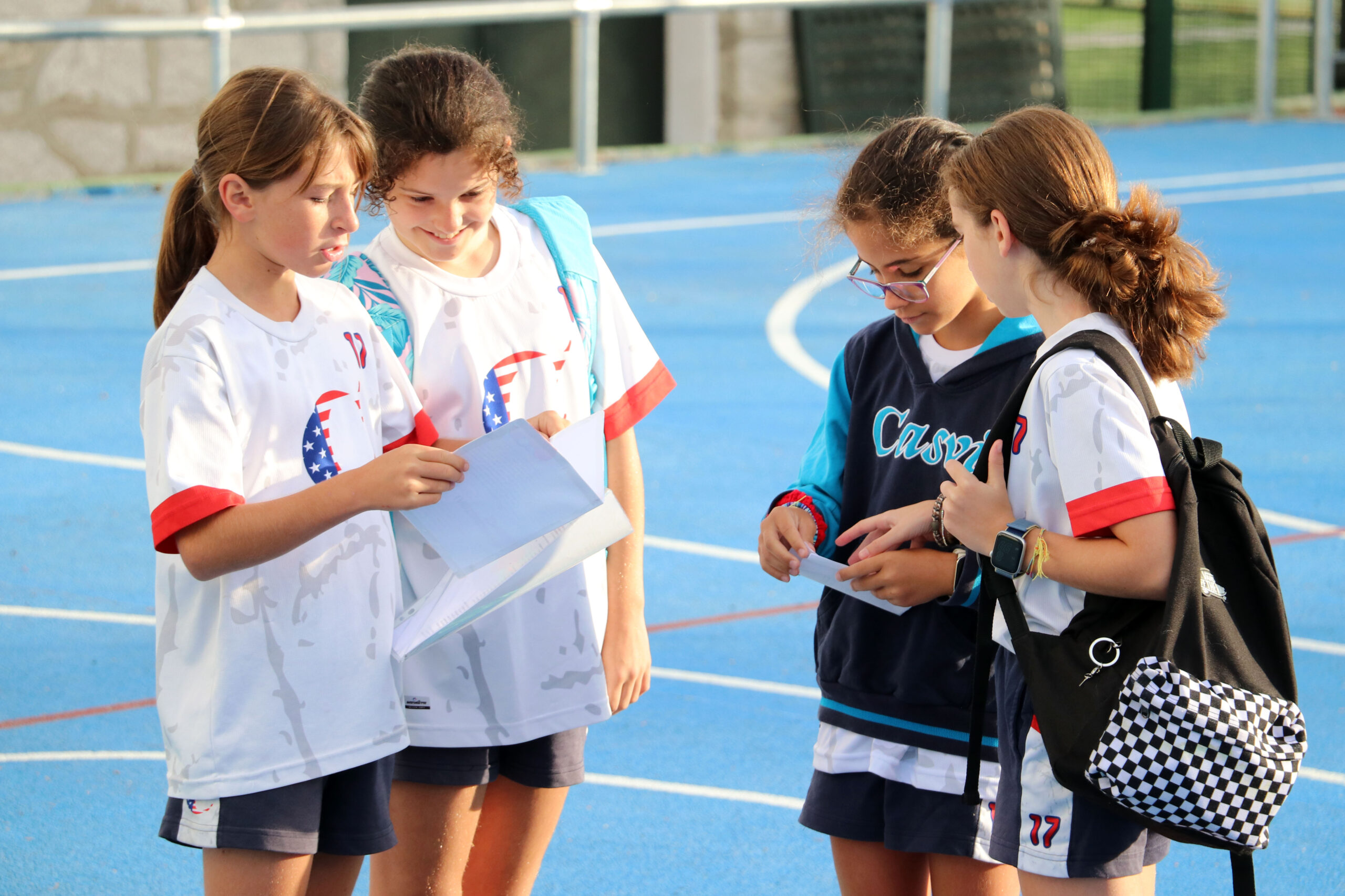 Cuatro estudiantes de Casvi International American School comentando sus horarios