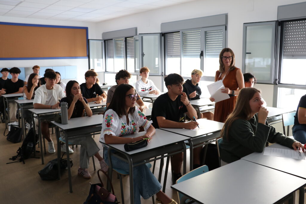 Alumnos cursando el Bachillerato Internacional o IB sentados en el aula en el primer día de curso escolar 2024-2025 en Casvi International American School