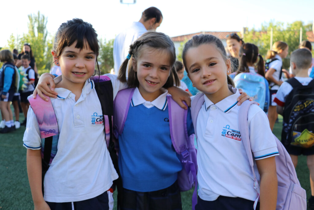 Alumnas de Casvi International American School en su primer día de clase
