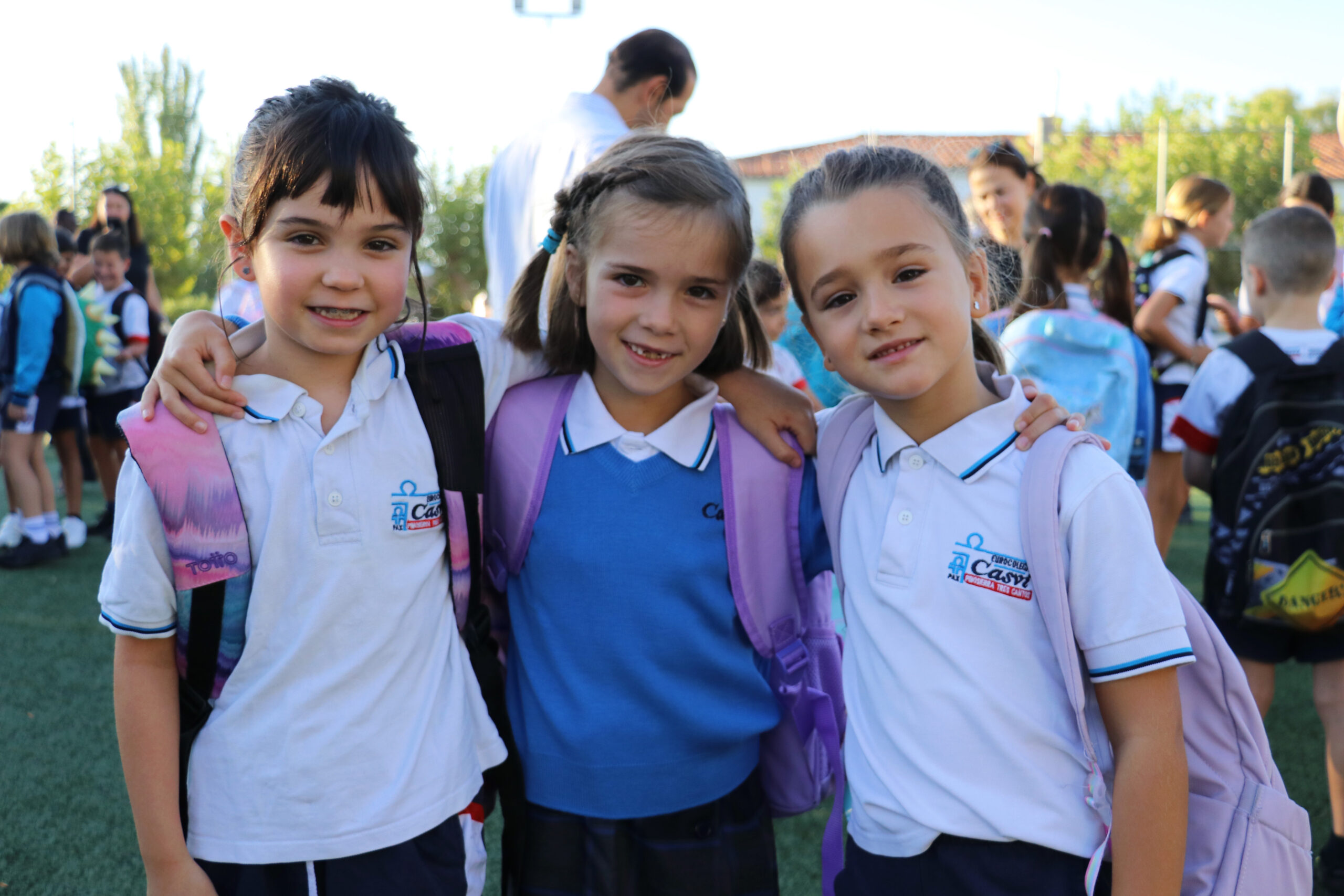 Alumnas de Casvi International American School en su primer día de clase