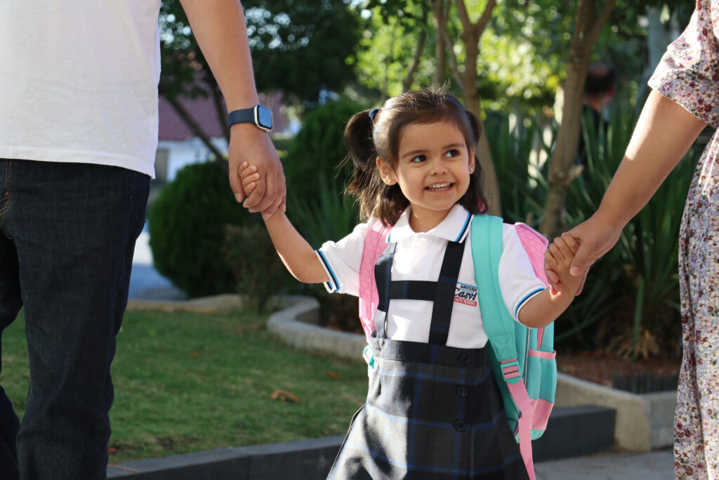 Alumna de infantil llegando a clase en su primer día de colegio en Casvi International American School