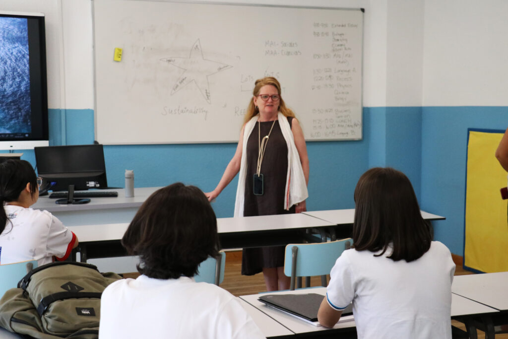 La directora, Marikay, hablando con los alumnos de DP en Casvi International American School