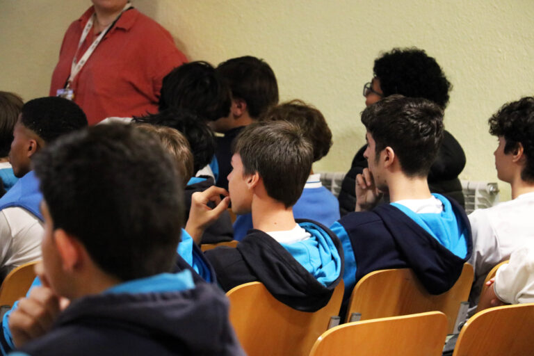 Alumnos de Bachillerato de Casvi International American School sentados en el auditorio, atendiendo una charla sobre orientación vocacional para adolescentes