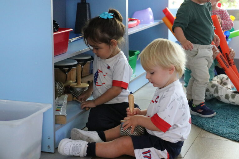 Dos bebés en la guardería de Casvi Tres Cantos con estimulación temprana