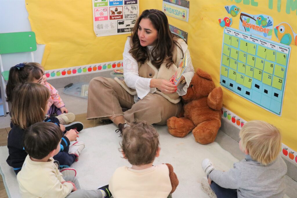 los bebés atienden en la lectura de la profesora