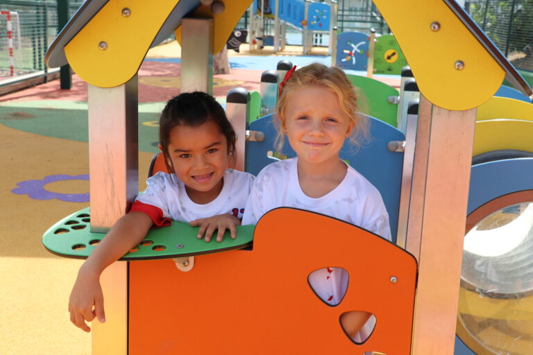 Dos niñas de Casvi Tres Canto jugando juntas. Desarrollando habilidades sociales en niños pequeños