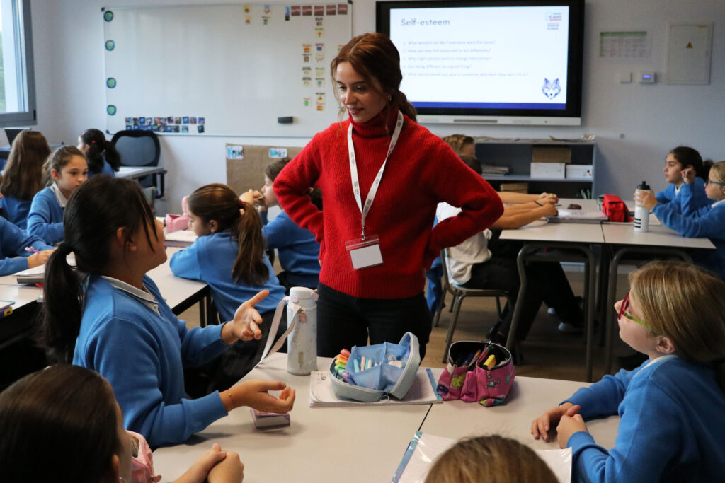 Alumnos de Casvi Tres Cantos en una clase de autoestima en niños