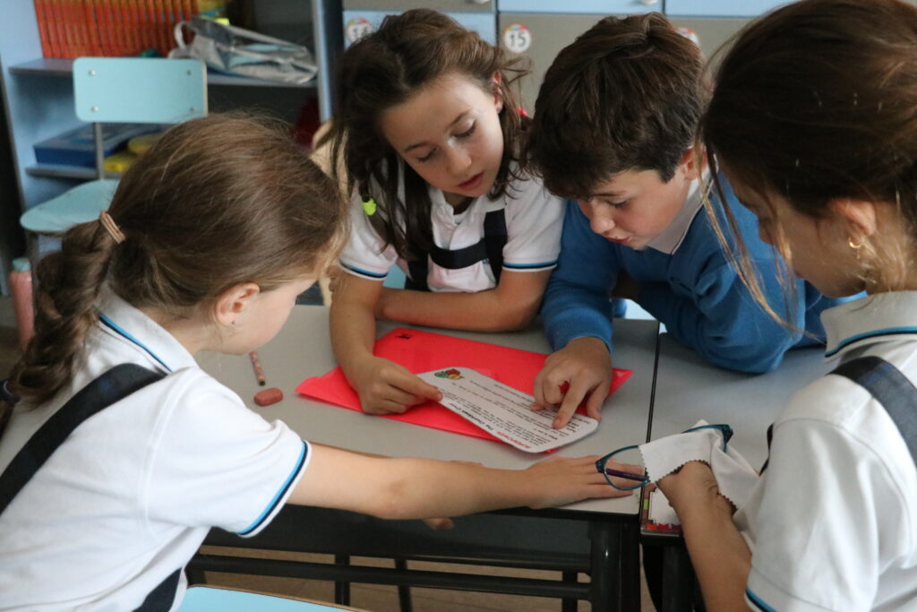 Niños realizando actividad en grupo generando vínculos afectivos