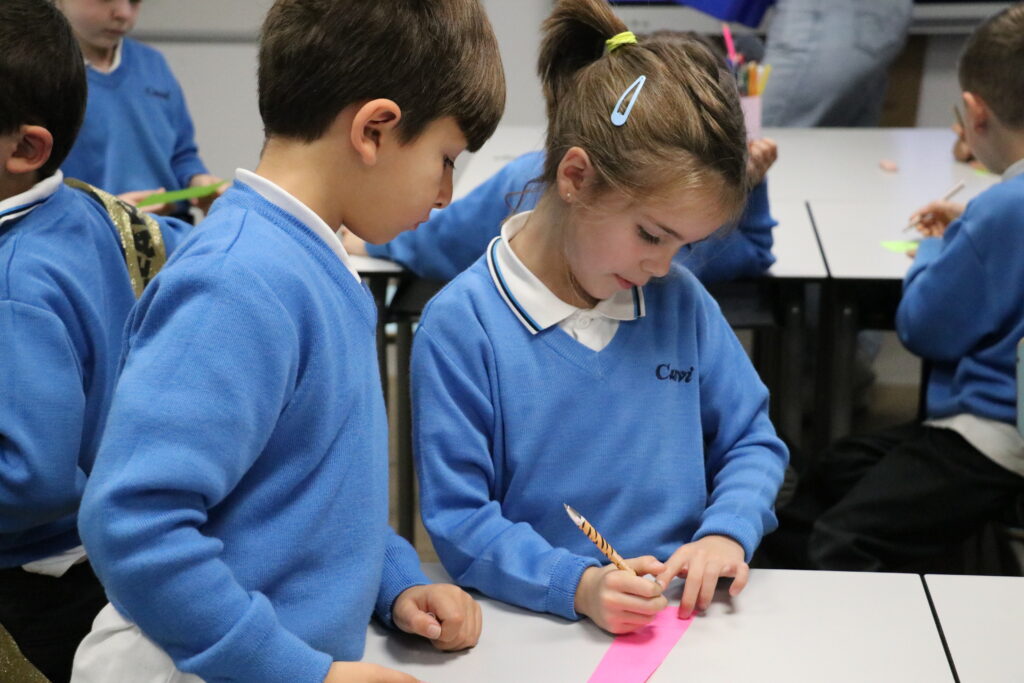 Actividad dos niños de Casvi Tres Cantos trabajando conjuntamente mejorando las habilidades sociales en niños