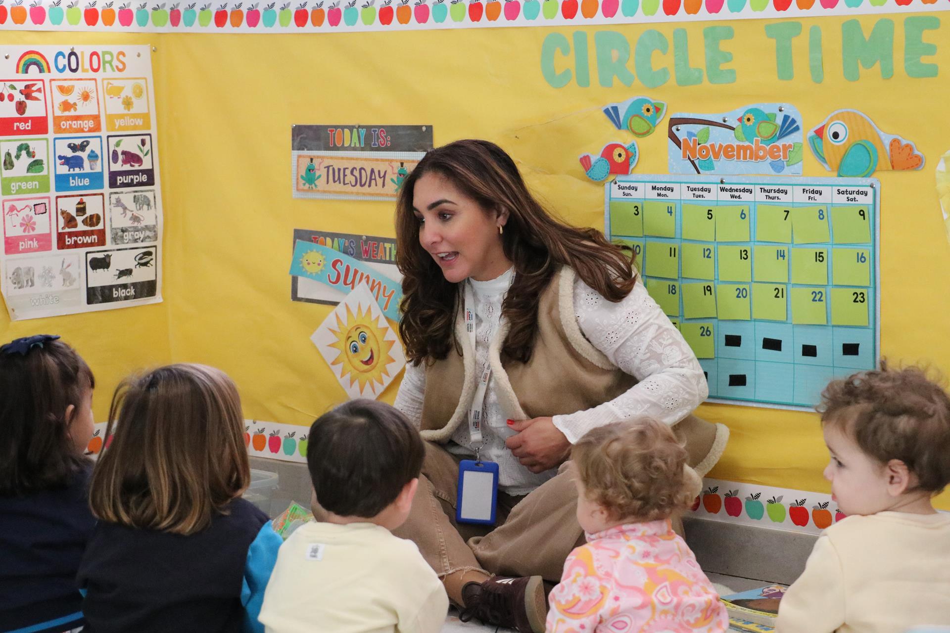 Profesora de guardería o Nursery en Casvi Tres Cantos desarrollando actividades para potenciar el desarrollo cognitivo en bebés