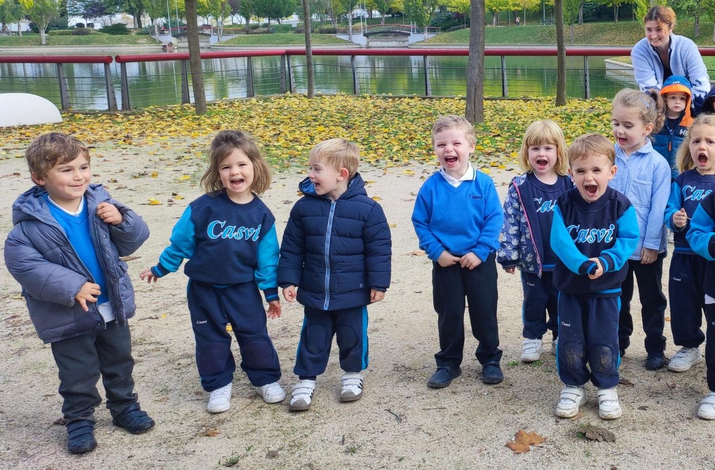 Niños pequeños de Casvi Tres Cantos en un parque:. Mejorando la autoestima en niños