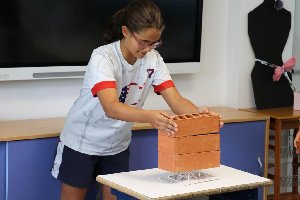 Actividad crear construcciones resistentes al peso. De esta forma se generan actividades creativas para los niños.