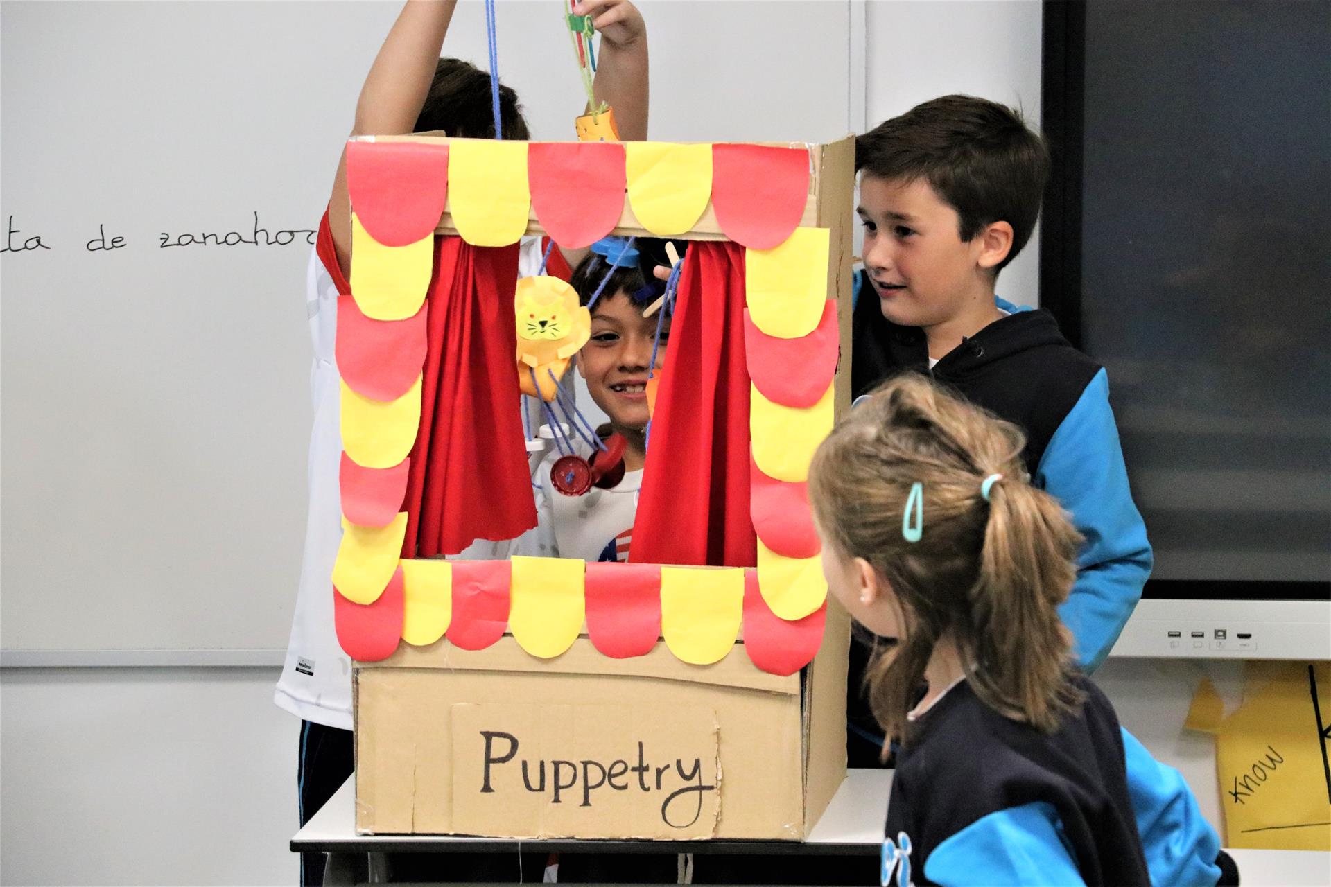 Actividad con marionetas alumnos de G1 fomentando las actividades creativas para niños.