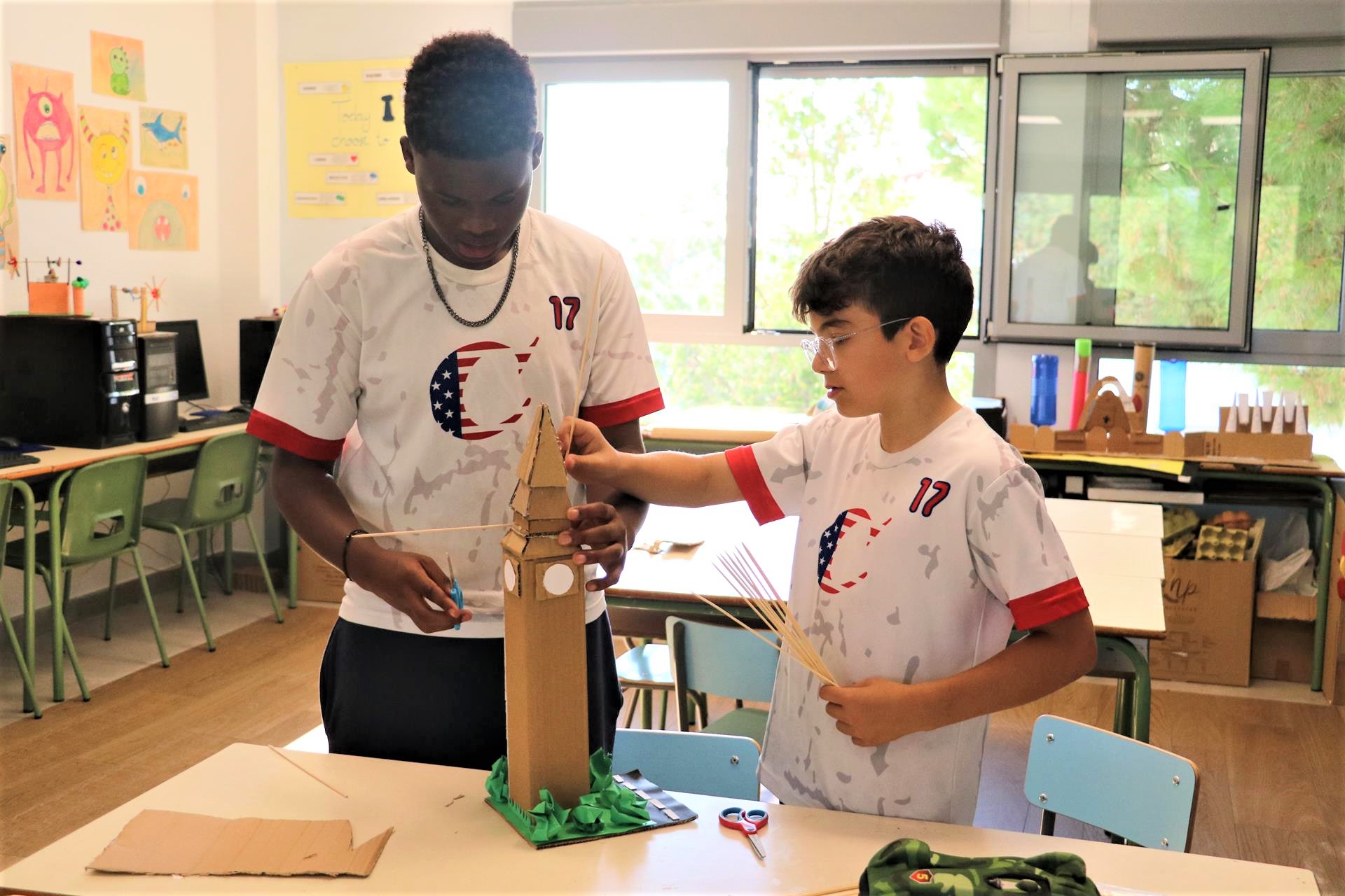 Creando estructuras a escala para fomentar las actividades creativas para niños.