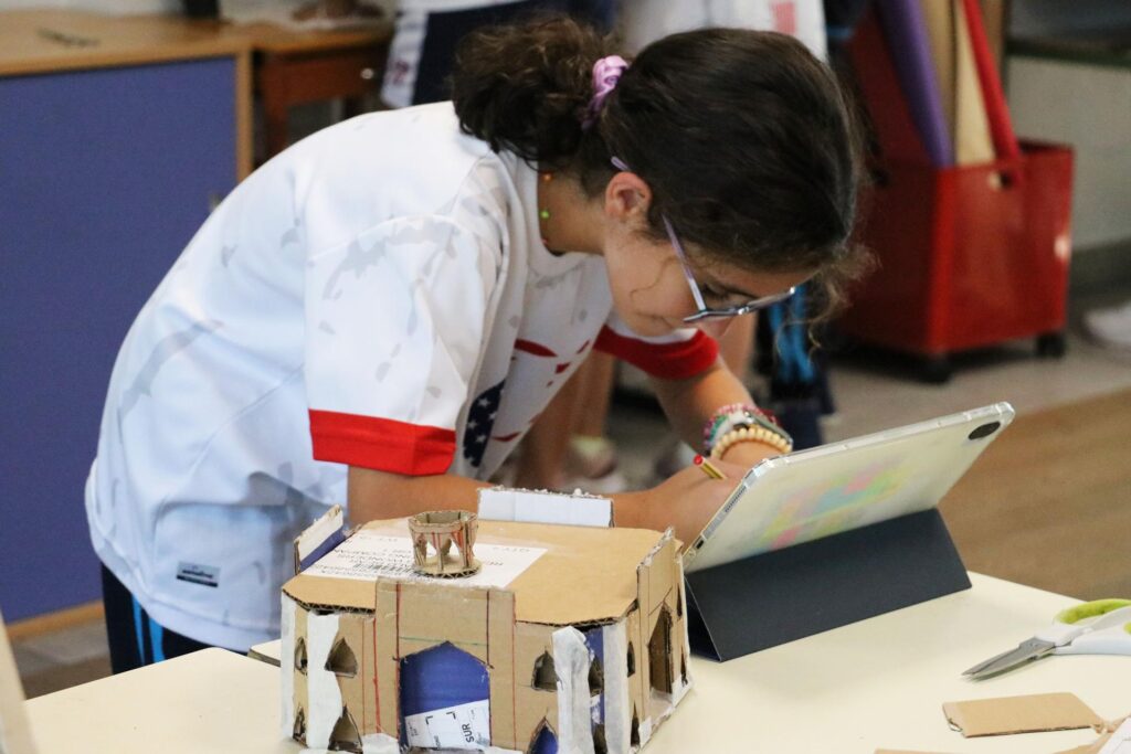 Construcción de estructuras utilizando materiales reciclados para fomentar las actividades creativas en niños.