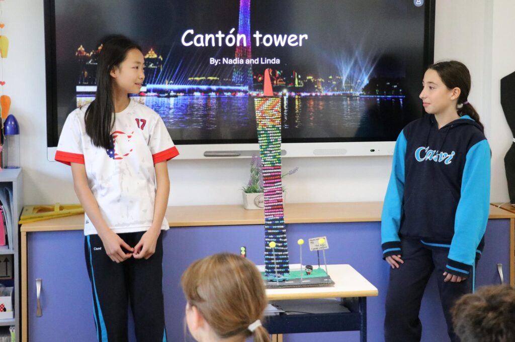 Dos alumnas de Casvi Tres Cantos presentando un proyecto creativo en clase