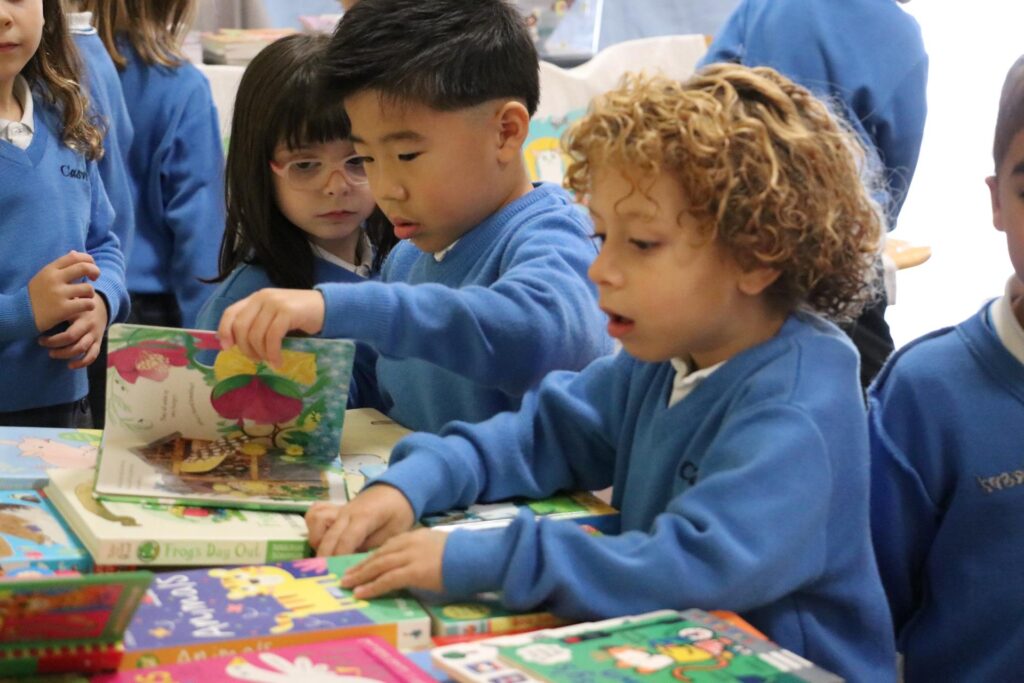 Actividad Book fair con el objetivo de fomentar la lectura y el aprendizaje.