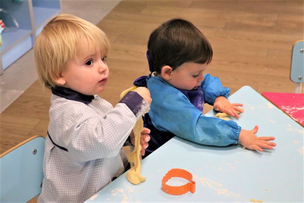 Actividad de preparar la masa y hacer formas con un molde para fomentar las actividades creativas para niños.