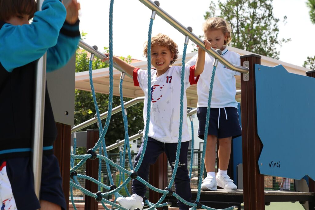 Niño y niña jugando en el parque en Casvi Tres Cantos