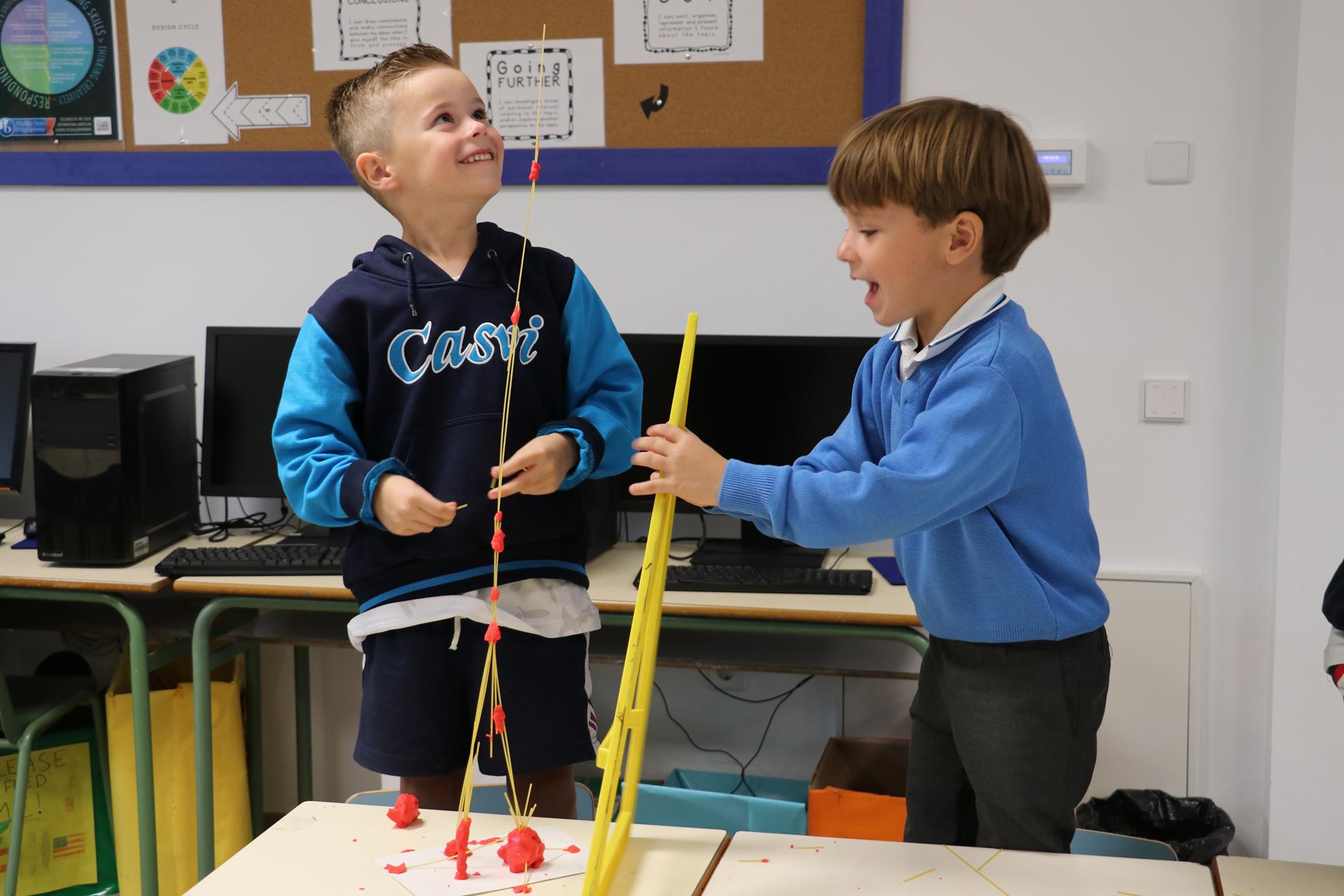 Dos niños haciendo una actividad con spaghetti en Casvi Tres Cantos