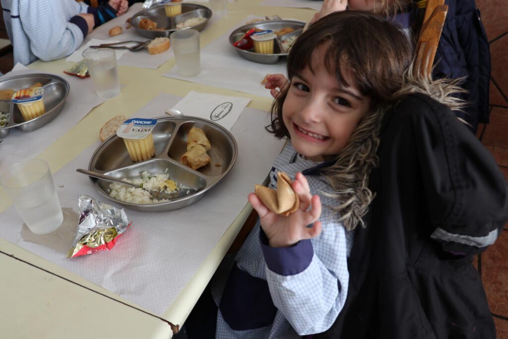 Niña comiendo galleta de la suerte en el Año Nuevo chino de Casvi