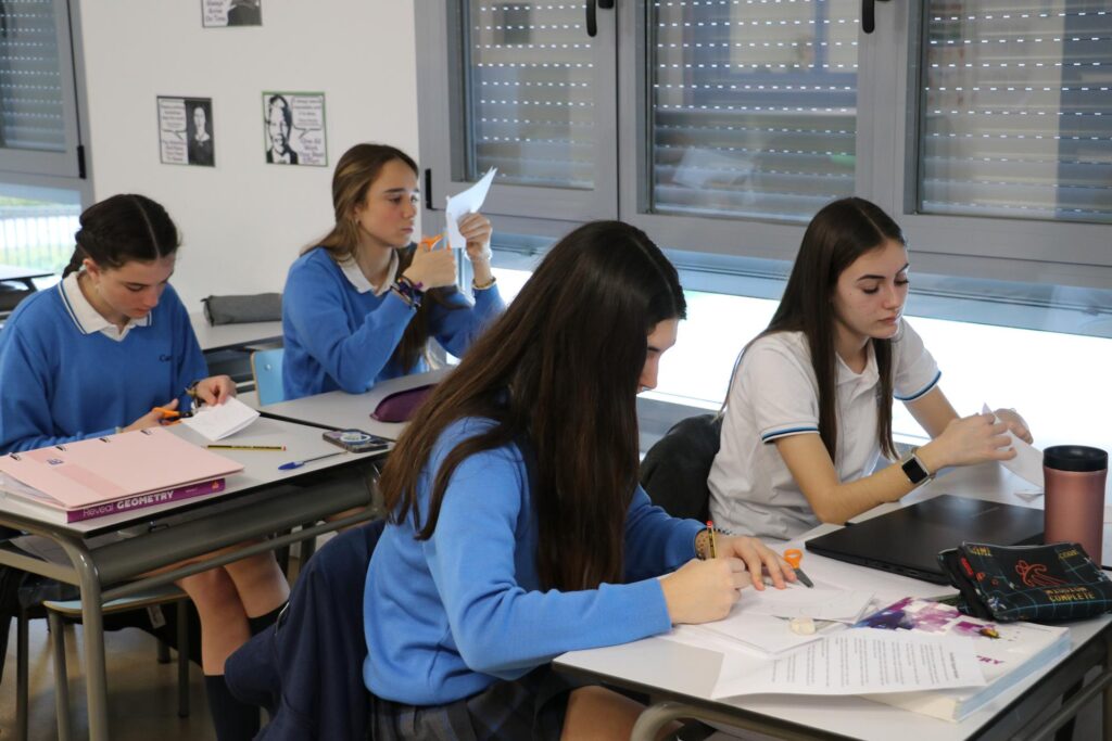 Alumnos de ESO haciendo manualidades chinas en Casvi