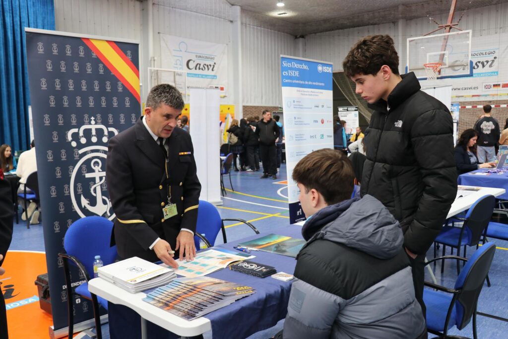 Alumnos en el stand de la Armada