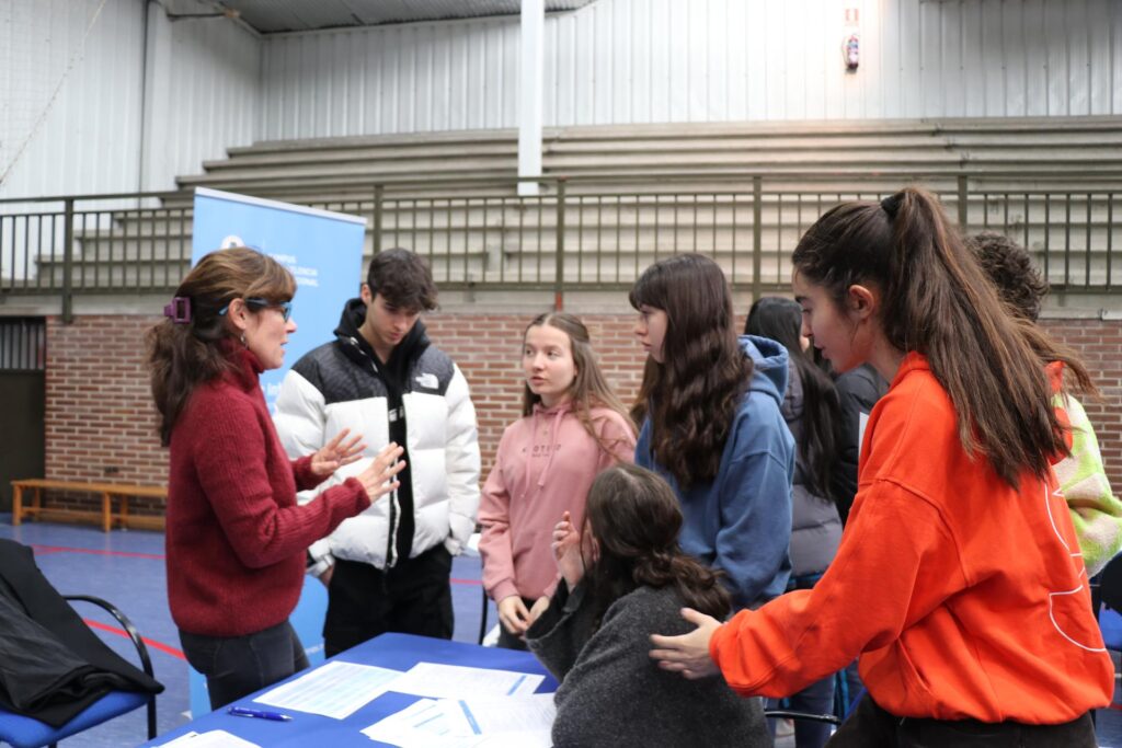 Alumnos de Casvi pidiendo información de una universidad