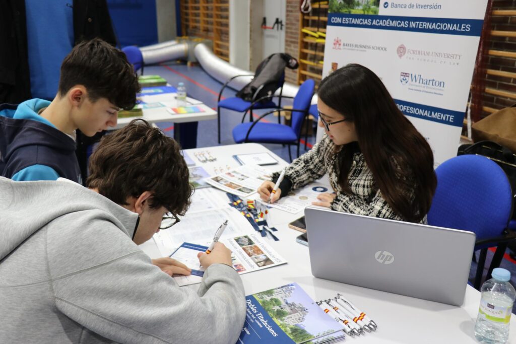 Alumno apuntando información de una universidad